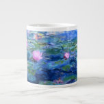 Monet Roze watergelilies Grote Koffiekop<br><div class="desc">Een monetroze mok met speciale waterlelies met prachtige roze waterlelies die zweven in een kalme blauwe vijver met lendenpootjes. Een geweldige cadeau van Monet voor fans van het impressionisme en de Franse kunst. Serene natuur impressionisme met mooie bloemen en schilderachtig vijver landschap.</div>