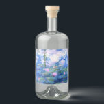 Monet Roze watergelilies Likeurfles Etiket<br><div class="desc">Een Monet roze waterlelies liquor label met prachtige roze waterlelies drijvend in een kalme blauwe vijver met leliepads. Een geweldig Monet cadeau voor liefhebbers van impressionisme en Franse kunst. Sereen natuur impressionisme met mooie bloemetjes en schilderachtig vijverlandschap.</div>