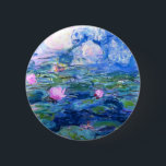 Monet Roze watergelilies Ronde Button 5,7 Cm<br><div class="desc">Een Monet roze waterlippenknop met prachtige roze waterlib die zweven in een kalm blauw vijver met lily-pads. Een geweldige cadeau van Monet voor fans van het impressionisme en de Franse kunst. Serene natuur impressionisme met mooie bloemen en schilderachtig vijver landschap.</div>