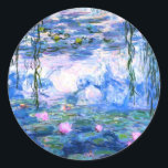 Monet Roze watergelilies Ronde Sticker<br><div class="desc">Een Monet roze waterlib rond een sticker met prachtige roze waterlib die zweven in een kalm blauw vijver met lily pads. Een geweldige cadeau van Monet voor fans van het impressionisme en de Franse kunst. Serene natuur impressionisme met mooie bloemen en schilderachtig vijver landschap.</div>
