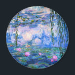 Monet Water Lelies Magneet<br><div class="desc">Monet Water Lelies magneet. Olieverf op doek uit 1916. Monet schilderde zijn beroemde waterlelievijver obsessief tijdens de laatste jaren van zijn carrière, waarbij hij inspiratie haalde uit het licht van de zon en het verschuivende effect ervan op het water en de waterbloemen en het gebladerte. Dit schilderij is voorzien van...</div>