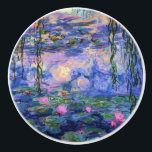Monet Water Lilies Fine Art Keramische Knop<br><div class="desc">Claude Monet was een van de oprichters van het Franse impressionisme dat schilderde in landschappen in de open lucht. Dit is een van zijn vele tuinwaterlelasschilderijen die de reflectie uit de hemel hierboven tonen, met vage wilgige takken die over de vijver hangen, en de lippenbloemen die in het water zweven....</div>