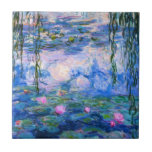 Monet Water Lilies Tile Tegeltje<br><div class="desc">Monet Water Lilies tegels. Olieverf op canvas vanaf 1916. Monet schilderde zijn beroemde waterlelie obsessief in de laatste jaren van zijn loopbaan, waarbij hij inspiratie putte uit het licht van de zon en het verschuivende effect ervan op het water, de aquatische bloemen en de bladeren. Dit schilderij is voorzien van...</div>