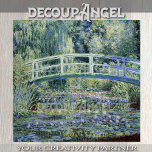 Monet - Waterlelies en Japanse Brug Decoupage Tissuepapier<br><div class="desc">Dit ontkoppelde tissuepapier bevat een foto in hoge resolutie van de waterlelies van Claude Monet en de Japanse brug, een meesterwerk dat de vredige sereniteit van de tuin van Monet in Giverny vastlegt. Het schilderij toont de iconische Japanse brug die sierlijk over een vijver vol delicate waterlelies boog, omringd door...</div>