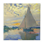 Monet Zeilboot bij Le Petit-Gennevilliers Tegeltje<br><div class="desc">Tegel met Claude Monets olieverfschilderij Zeilboot bij Le Petit-Gennevilliers (1874). Een serene zeilboot vaart in Parijs,  Frankrijk. Perfect voor liefhebbers van impressionisme en Franse kunstverzamelaars!</div>