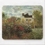 Monet's tuin in Argenteuil door Claude Monet Muismat<br><div class="desc">De Artiestuin in Argenteuil (een hoek van de tuin met Dahlias) (1873) van Claude Monet is een schilderij van de impressionistische kunst met florale natuur. Een boerderij-huis van een land bevindt zich op de achtergrond. Een stel verliefd loopt langs een romantische tuin in het voorjaar met bloeiende rozen en andere...</div>