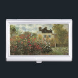 Monet's tuin in Argenteuil door Claude Monet Visitekaarthouder<br><div class="desc">De Artiestuin in Argenteuil (een hoek van de tuin met Dahlias) (1873) van Claude Monet is een schilderij van de impressionistische kunst met florale natuur. Een boerderij-huis van een land bevindt zich op de achtergrond. Een stel verliefd loopt langs een romantische tuin in het voorjaar met bloeiende rozen en andere...</div>
