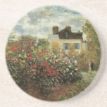 Monet's tuin in Argenteuil door Claude Monet Zandsteen Onderzetter<br><div class="desc">De Artiestuin in Argenteuil (een hoek van de tuin met Dahlias) (1873) van Claude Monet is een schilderij van de impressionistische kunst met florale natuur. Een boerderij-huis van een land bevindt zich op de achtergrond. Een stel verliefd loopt langs een romantische tuin in het voorjaar met bloeiende rozen en andere...</div>
