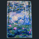 Monet's Water Lilies, 1919, Gift Bag Medium Cadeauzakje<br><div class="desc">Water Lilies,  een beroemd schilderij van Claude Monet uit 1919,  met kleurgecoördineerde vaste kleuren roze-paars en monetblauw,  klaar om te mengen en te matchen.</div>