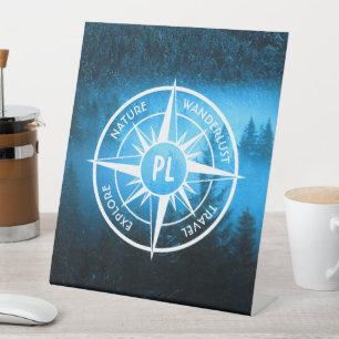 Mongmonogram van het embleem van de Compass-ster i Reclamebord Met Voetstuk
