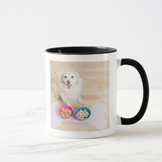 mongrel zit voor twee kom met hond mok (Rechts)