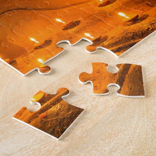 Monk die bidt door een boeddha legpuzzel (Zijkant)