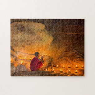 Monk die bidt door een boeddha legpuzzel