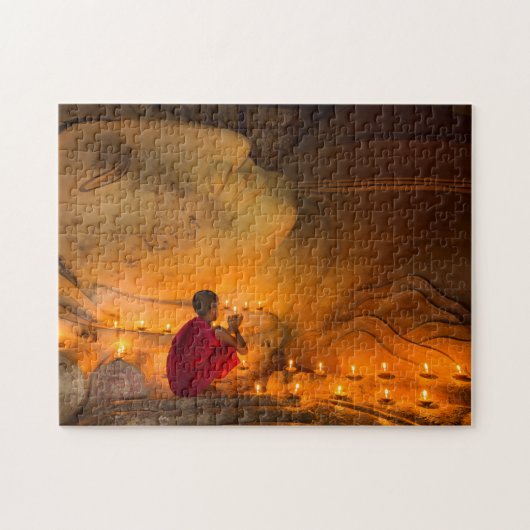 Monk die bidt door een boeddha legpuzzel (Horizontaal)