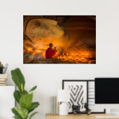 Monk die bidt door een boeddha poster (Thuiskantoor)