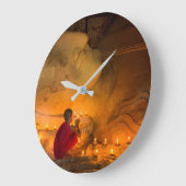 Monk Praying By A Buddha Grote Klok (Hoek)