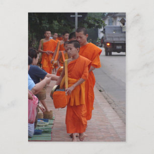 Monken die Almen verzamelen in Luang Prabang, Laos Briefkaart
