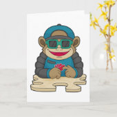 Monkey bij Poker met pokerkaarten en zonnebrillen Kaart (Gele Bloem)