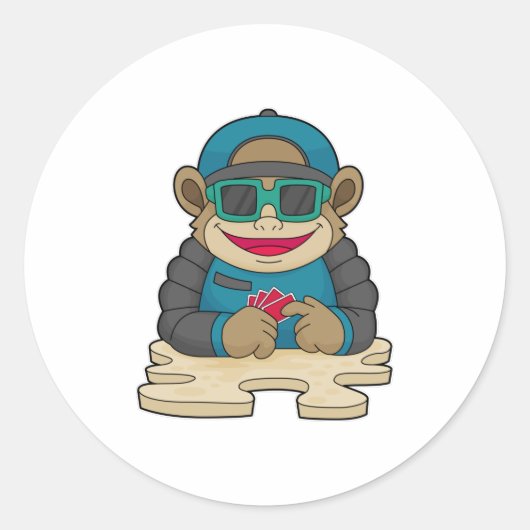 Monkey bij Poker met pokerkaarten en zonnebrillen Ronde Sticker (Voorkant)