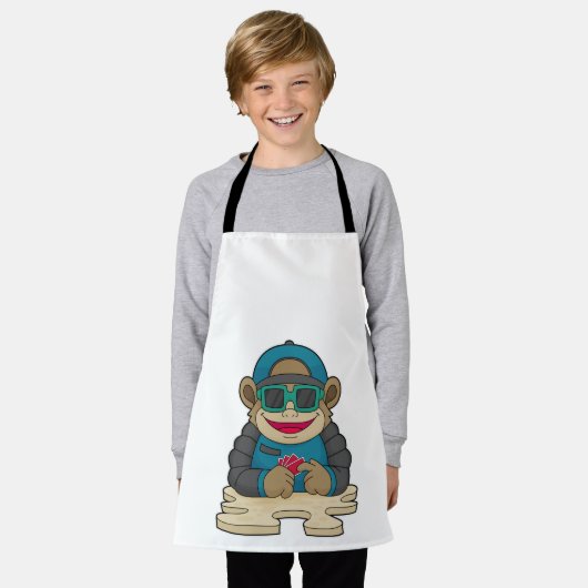 Monkey bij Poker met pokerkaarten en zonnebrillen Schort (Gedragen)