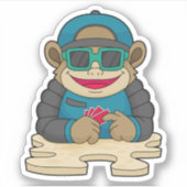 Monkey bij Poker met pokerkaarten en zonnebrillen Sticker (Voorkant)