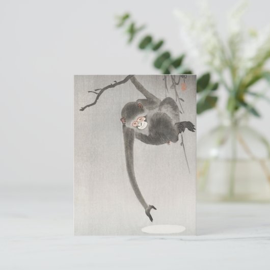 Monkey en Reflection of the Moon door Ohara Koson Briefkaart (Staand voorkant)