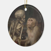 Monkey voor een skelet (door Gabriel von Max) Keramisch Ornament (Links)