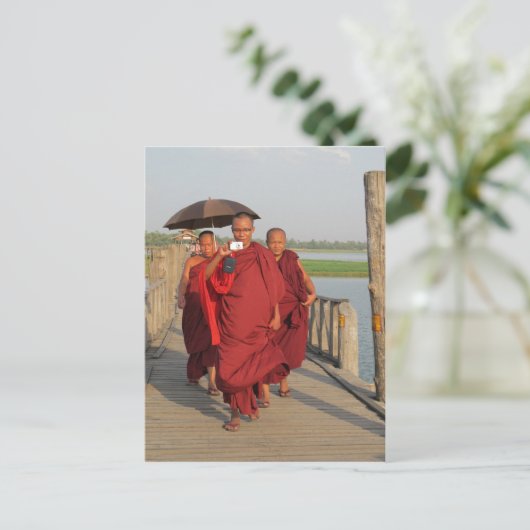 Monks op U-Bein Bridge, Mandalay Briefkaart (Staand voorkant)