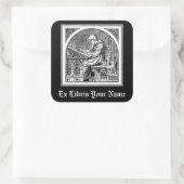 Monnik bij middeleeuwse schrijftafel boekplaat vierkante sticker (Tas)