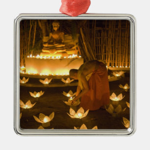 Monniken die khom loy-kaarsen en lantaarns aanstek metalen ornament