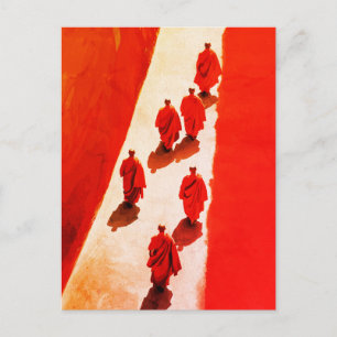 Monniken lopen in rode gewaden spirituele reis briefkaart