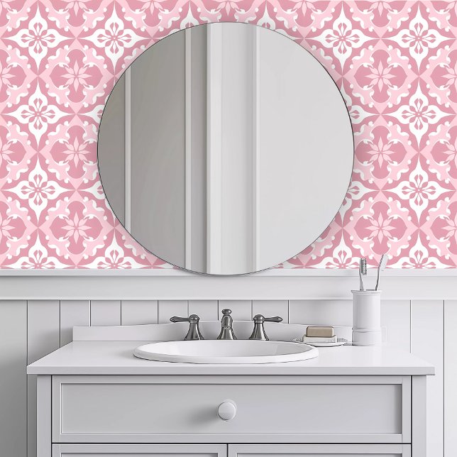 Monochromatische decoratieve roze behang (Monochromatic Decorative Pink Wallpaper in a white bathroom.)