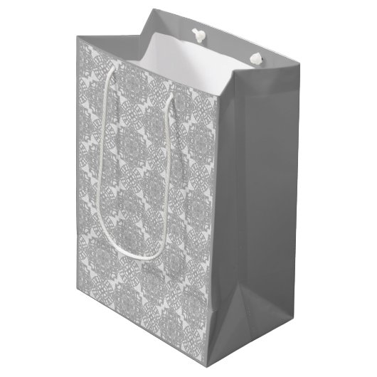 Monochromatische Faux White lace Medium Cadeauzakje (Voorkant Gekanteld)