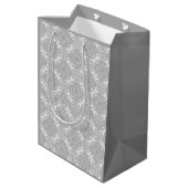 Monochromatische Faux White lace Medium Cadeauzakje (Achterkant Gekanteld)