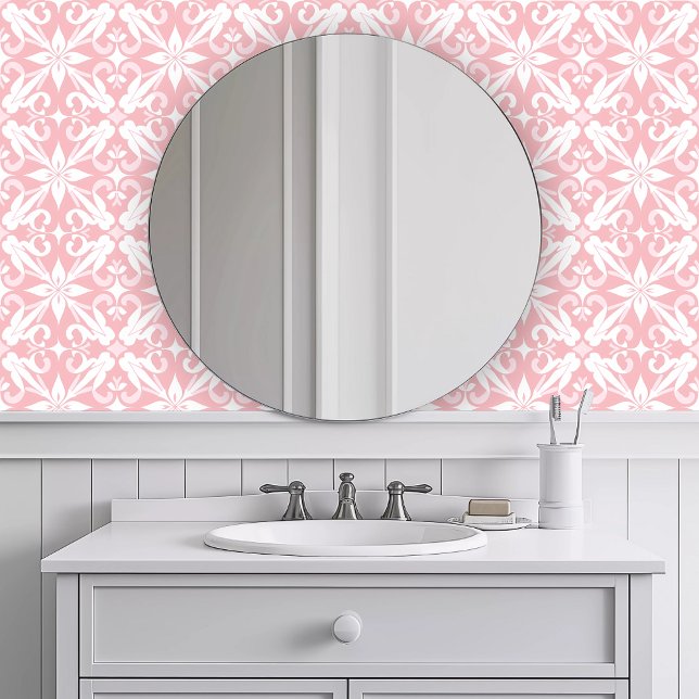 Monochromatische geometrische roze behang (Monochromatic Geometric Pink Wallpaper in a bathroom.)
