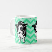 Monochromatische groene Chevron Border Collie Mok (Voorkant links)