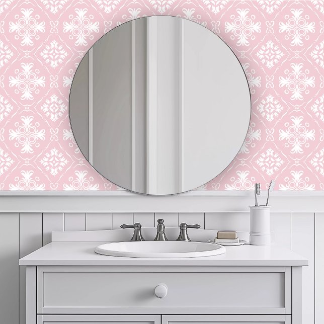 Monochromatische ingewikkelde roze behang (Monochromatic Intricate Pink Wallpaper in a white bathroom.)