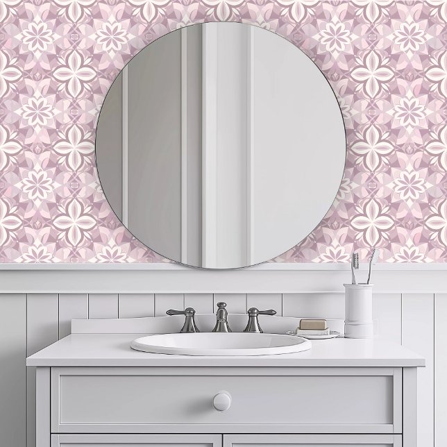 Monochromatische roze geometrische behang (Monochromatic Pink Geometric Wallpaper in a white bathroom.)