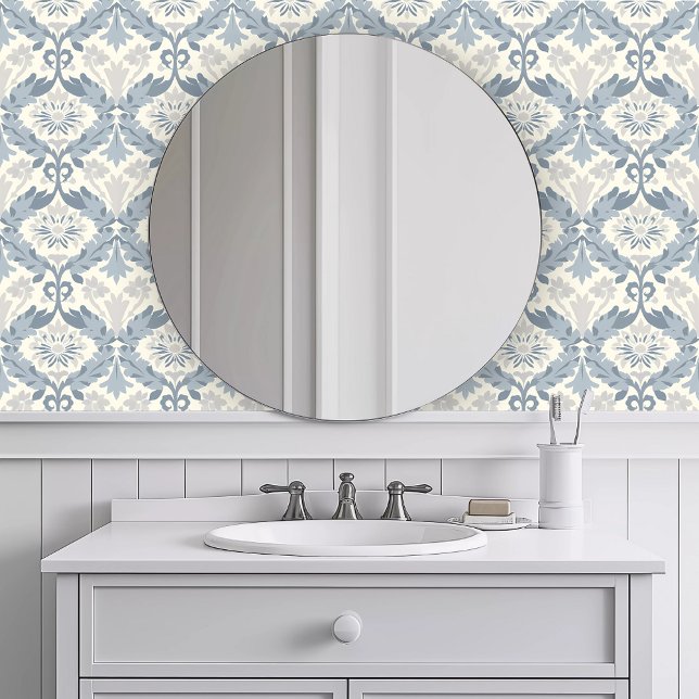 Monochrome Blauwe Krans Behang (Monochromatic Blue Wreath Wallpaper in a white bathroom.)