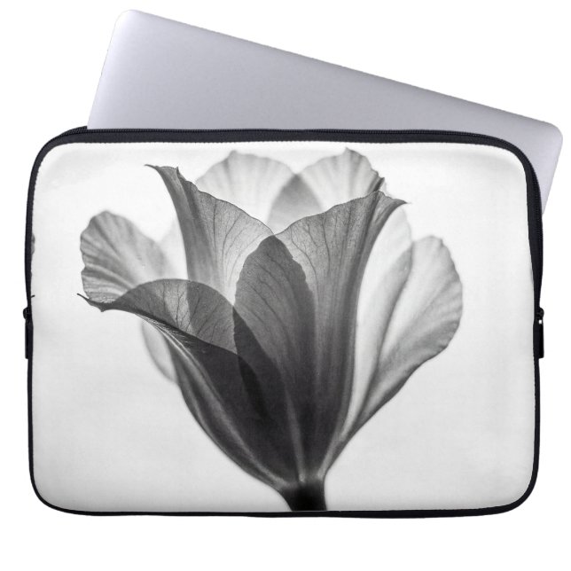 Monochrome botanical fine art photograph laptop sleeve (Voorkant)