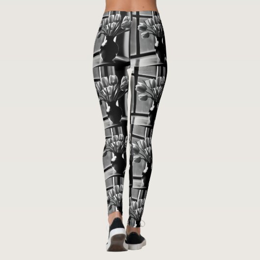 Monochrome elegantie: zwart witte tulp stilleven leggings (Achterkant)