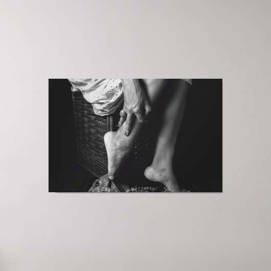 Monochrome Grace: An Artistic Study Canvas Afdruk (Voorkant)
