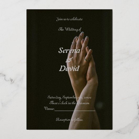 Monochrome Grace: zwart, grijs en bruiloftsuitnodi Folie Uitnodiging (Voorkant)