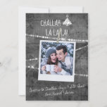 Monochrome kleurenPop Foto Chrismukkah Kaart<br><div class="desc">"Challah La La La La" is een van onze serie foto-leuke design. Het gaat over Hanukkah, maar ook over het opnemen van andere festiviteiten, op een leuke, lichte manier. Het is voorzien van een witte handschrift met een chalk-gestileerde typografie en een monochrome grijze achtergrond van roestvrij hout met touwtjes van...</div>