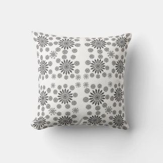 ​Monochrome Mandala Symphony: Modern Geometric Pat Kussen