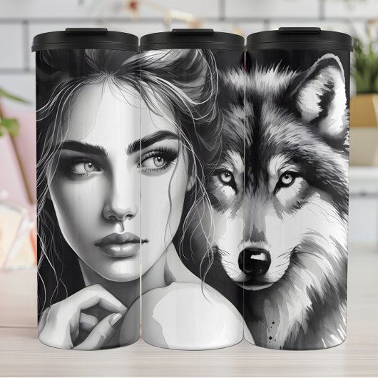 Monochrome mysterie: vrouw en wolf. thermosbeker
