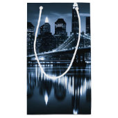 Monochrome New York Skyline Nightscape Klein Cadeauzakje (Achterkant)