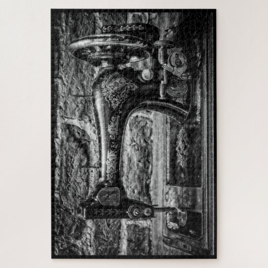 Monochrome nostalgisch naaigarningmachine legpuzzel (Verticaal)