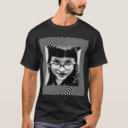Monochrome piercingblik t-shirt (Voorkant)