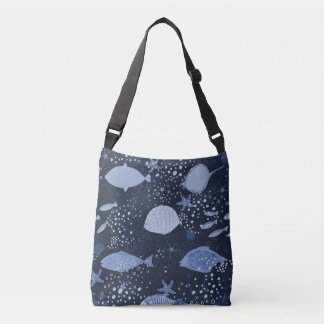 Monochrome slapende vissen, donker patroon. crossbody tas